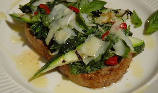 Брускетта из цукини со шпинатом