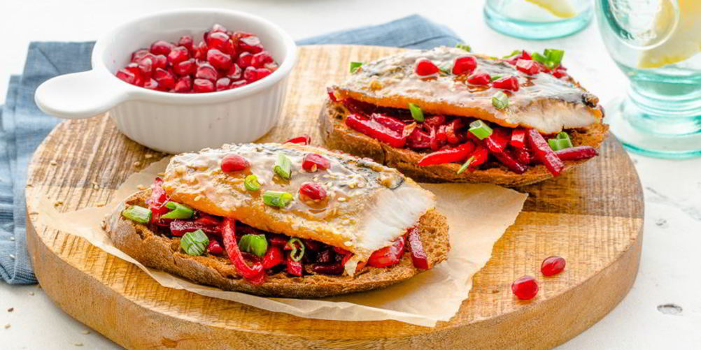 Рецепт брускетты на черном хлебе с сельдью терияки и свеклой