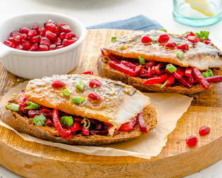 Брускетта на черном хлебе с сельдью терияки и свеклой