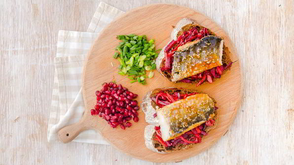 брускетта на черном хлебе с сельдью терияки и свеклой