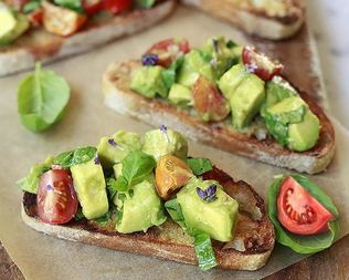 Брускетта с авокадо