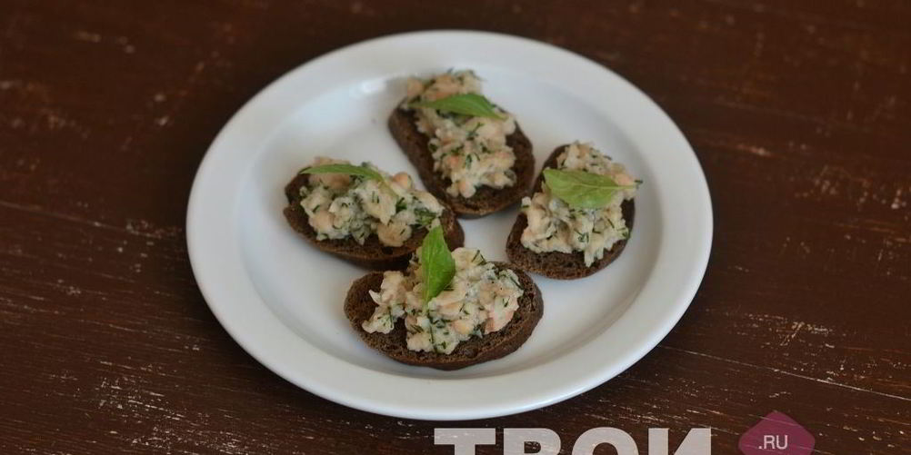 Рецепт брускетты с фасолью