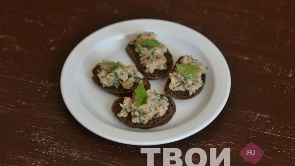 брускетта с фасолью