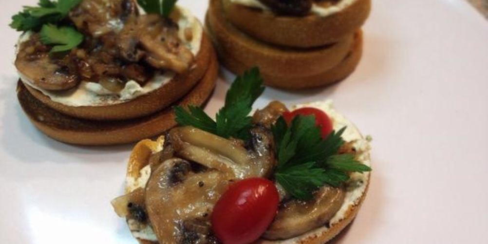 Рецепт брускетты с грибами и козьим сыром