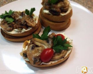 Брускетта с грибами и козьим сыром