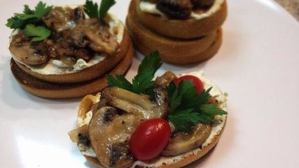 Брускетта с грибами и козьим сыром