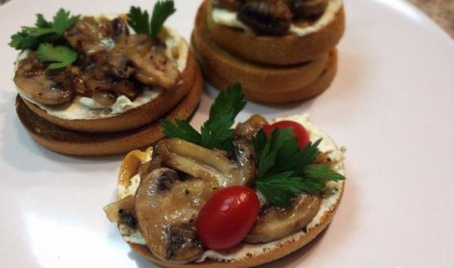 Брускетта с грибами и козьим сыром