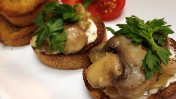 брускетта с грибами и козьим сыром