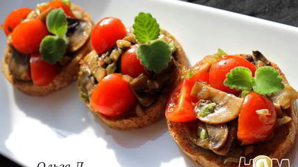 Брускетта с грибами и свежими помидорами