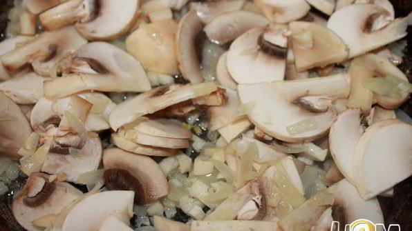 брускетта с грибами и свежими помидорами