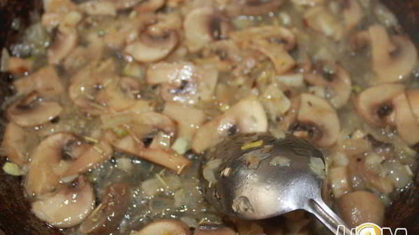 брускетта с грибами и свежими помидорами