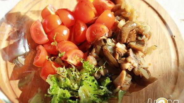 брускетта с грибами и свежими помидорами