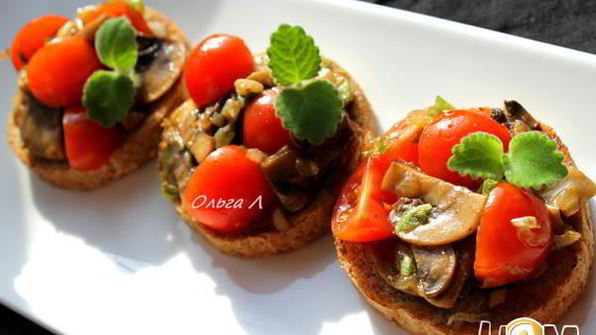 брускетта с грибами и свежими помидорами