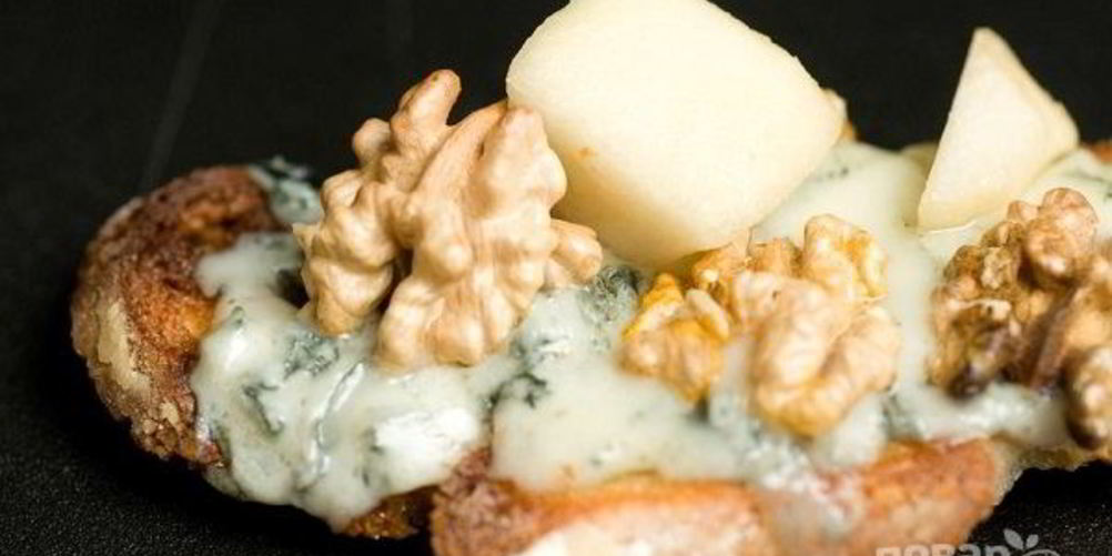 Рецепт брускетты с грушей, сыром и орехом