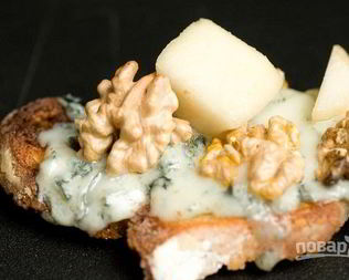 Брускетта с грушей, сыром и орехом