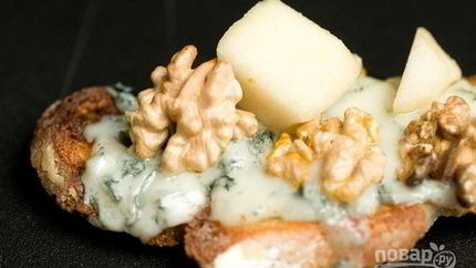 Брускетта с грушей, сыром и орехом