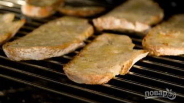 брускетта с грушей, сыром и орехом