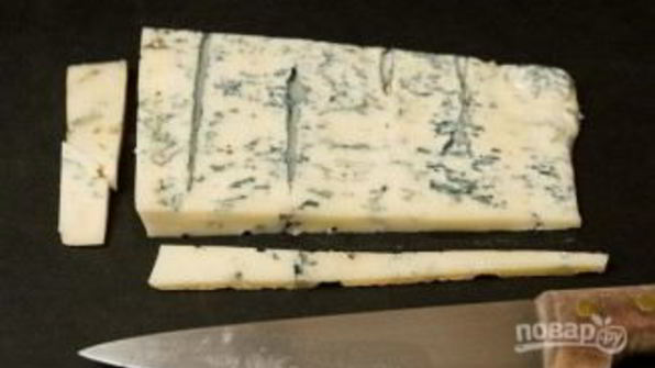 брускетта с грушей, сыром и орехом