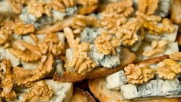 брускетта с грушей, сыром и орехом