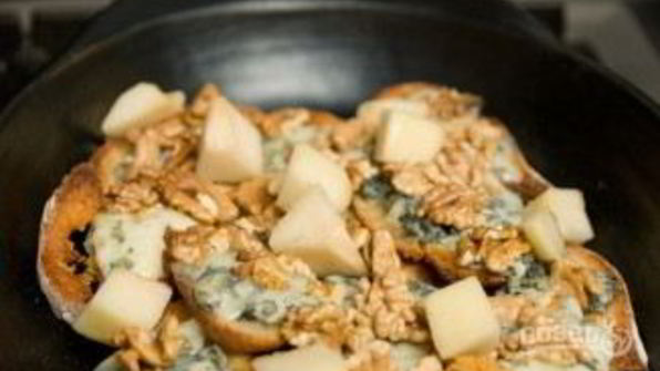 брускетта с грушей, сыром и орехом