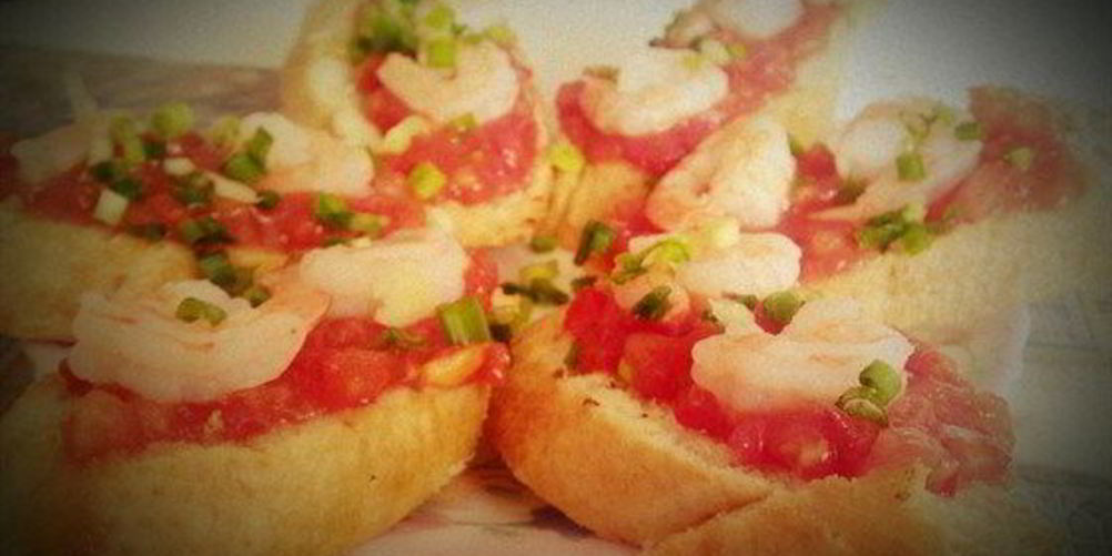 Рецепт брускетты с креветками и авокадо