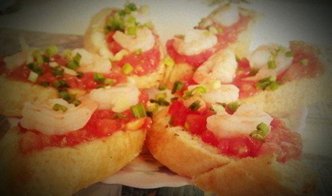 Брускетта с креветками и авокадо