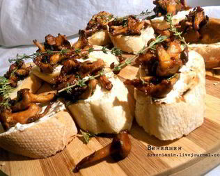 Брускетта с лисичками, тимьяном и розмарином