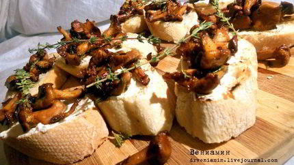 Брускетта с лисичками, тимьяном и розмарином