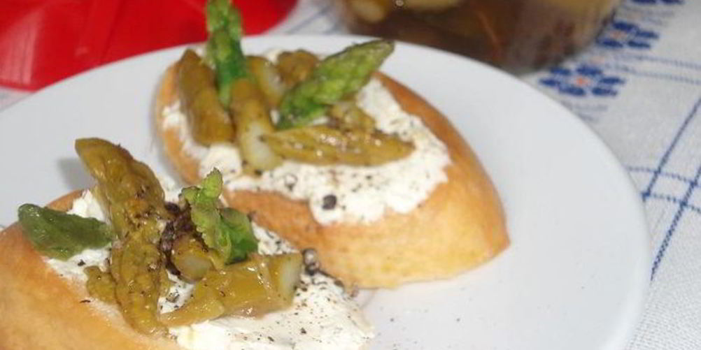 Рецепт брускетты с маринованной спаржей