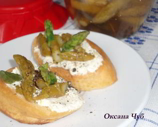 Брускетта с маринованной спаржей