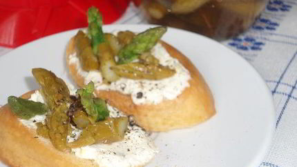Брускетта с маринованной спаржей
