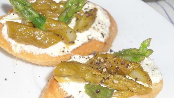 брускетта с маринованной спаржей