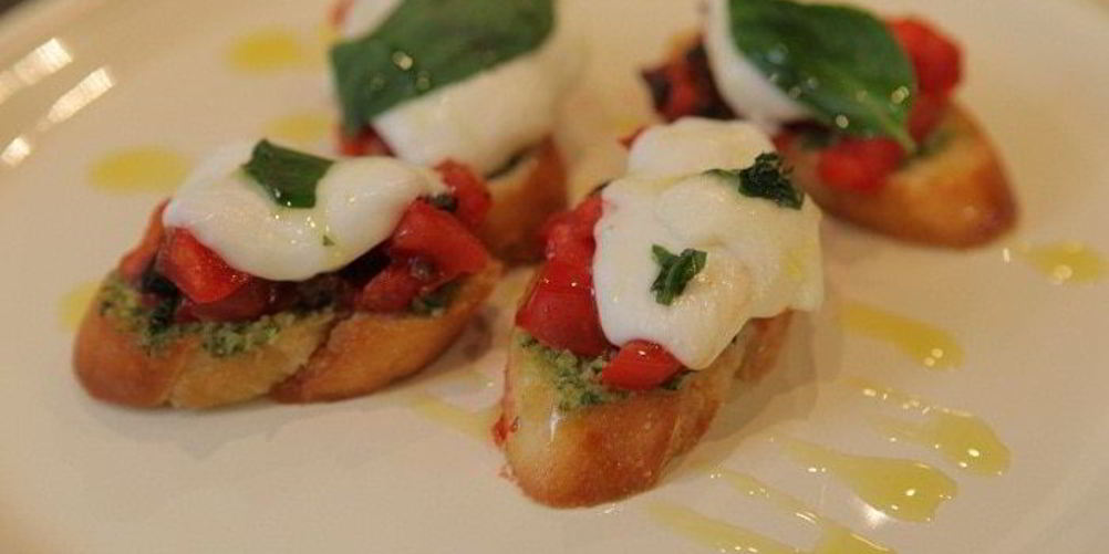 Рецепт брускетты с моцареллой, помидорами и базиликом