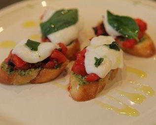 Брускетта с моцареллой, помидорами и базиликом