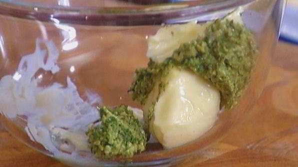 брускетта с моцареллой, помидорами и базиликом