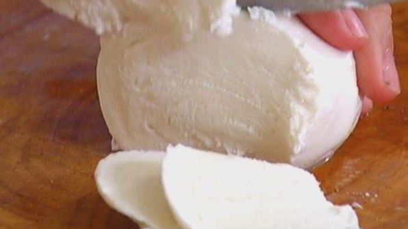 брускетта с моцареллой, помидорами и базиликом