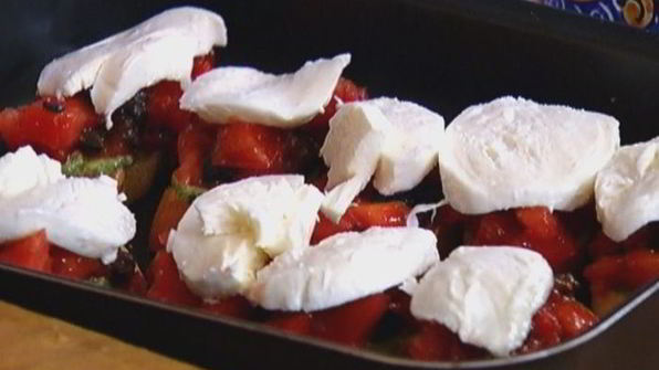 брускетта с моцареллой, помидорами и базиликом