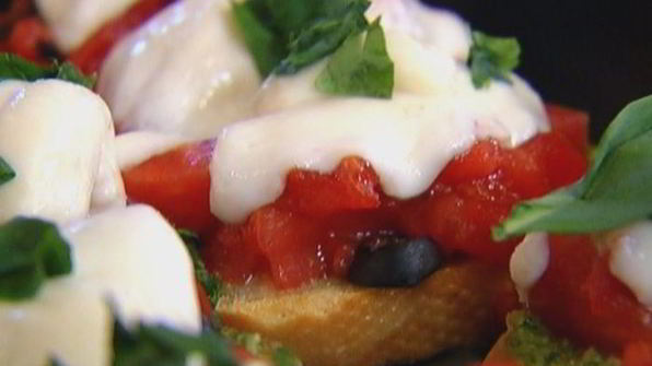 брускетта с моцареллой, помидорами и базиликом