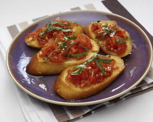 Брускетта с помидорами и базиликом