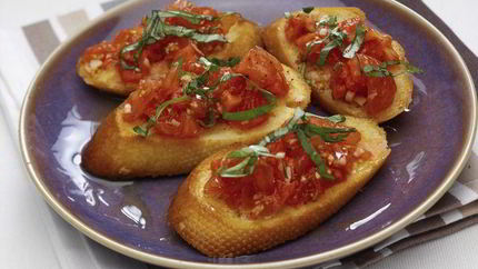Брускетта с помидорами и базиликом