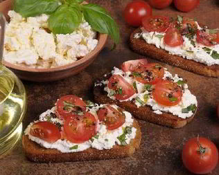 Брускетта с помидорами и творожным сыром