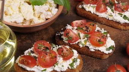 Брускетта с помидорами и творожным сыром