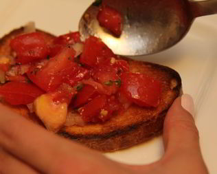 Брускетта с помидорами