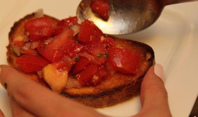 Брускетта с помидорами
