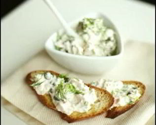 Брускетта с салатом из тунца