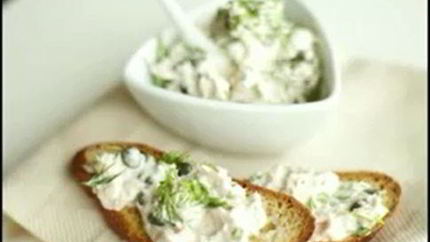 Брускетта с салатом из тунца