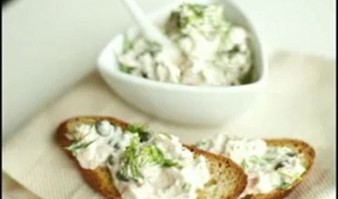 Брускетта с салатом из тунца