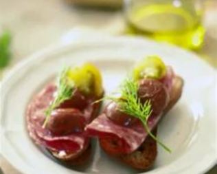 Брускетта с салями и печеными помидорами