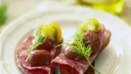 Брускетта с салями и печеными помидорами