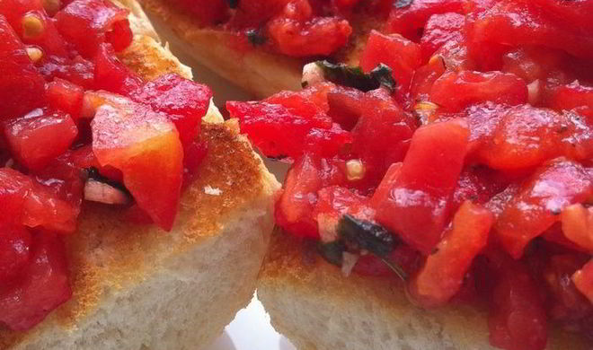 Брускетта с томатами